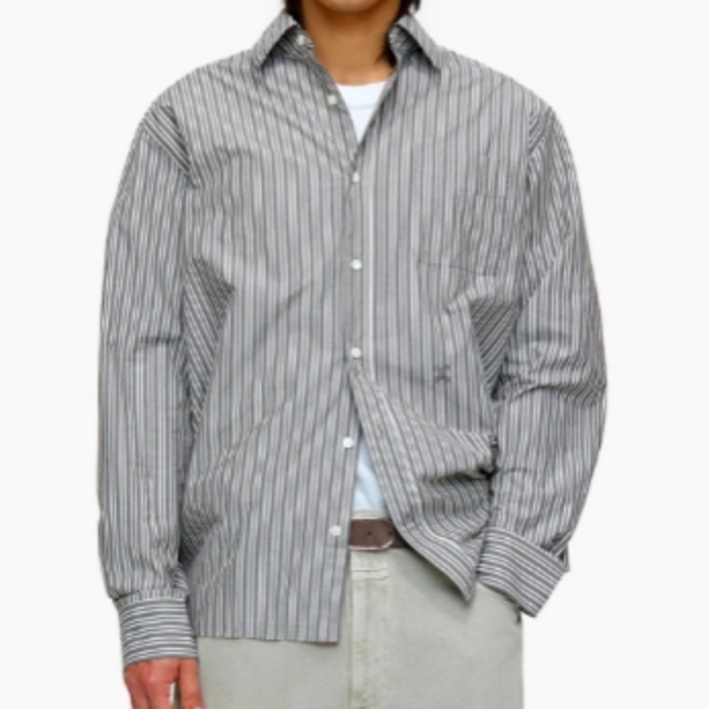 Closed, M, white & gray